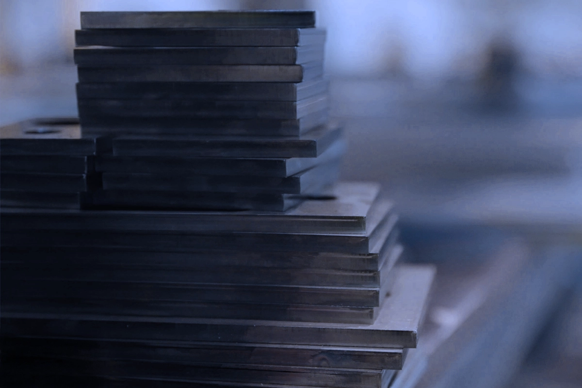 Thin to medium metal cutting